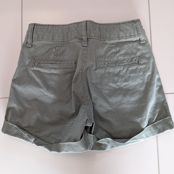 NWOT Gap Kids Khaki Green Shorts in Size 6 Girls - Picture 2 of 5